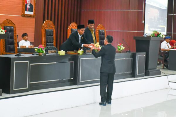 Rapat Paripurna lV Sidang Pertama di Rupatama Kantor DPRD Lotim