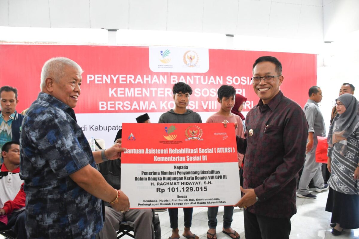 Penjabat Bupati Terima Bantuan Sosial dari Kemensos RI