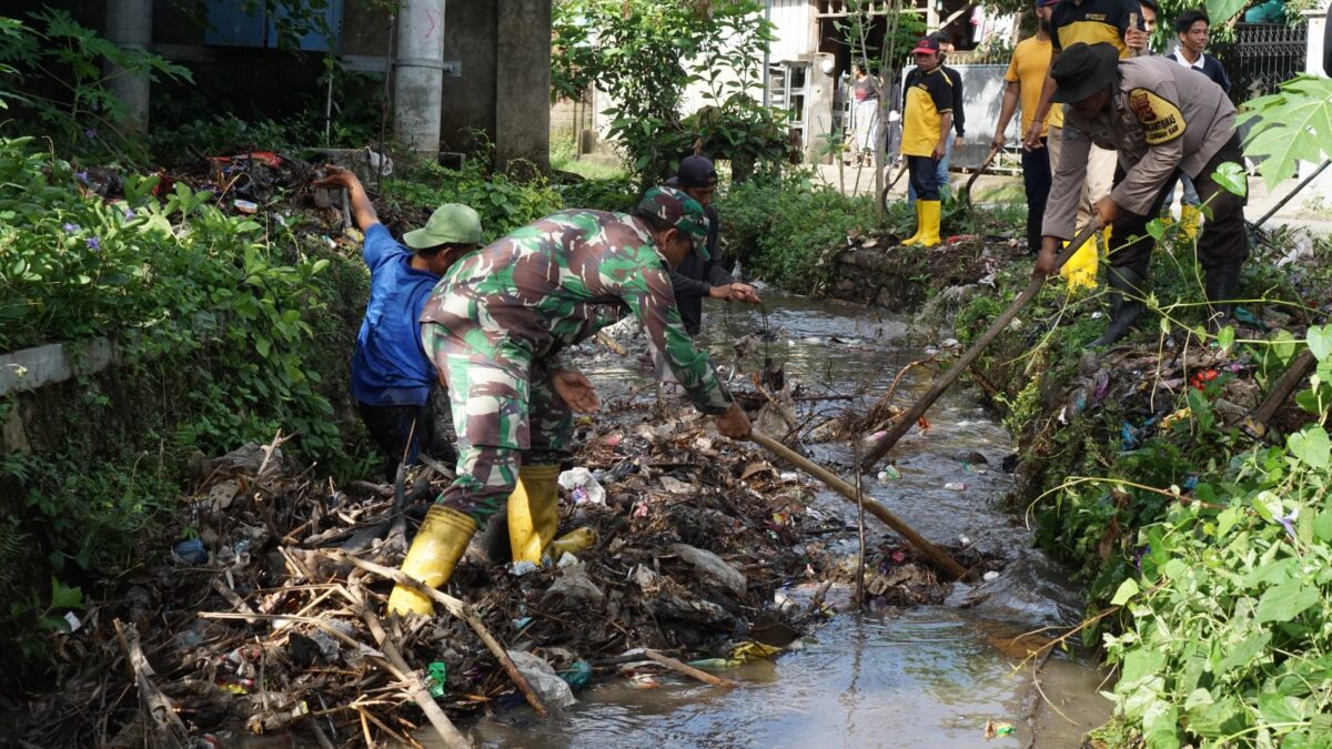 Kodim 1606/Mataram Gotong Royong Bersihkan Saluran Antisipasi Banjir