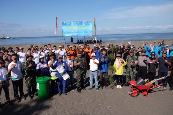 Kick Off Pelestarian Alam dengan Penanaman Pohon dan Bersih Pantai