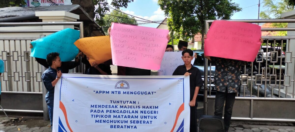 Puluhan Mahasiswa APPM NTB Kembali Demo PN Tipikor Mataram