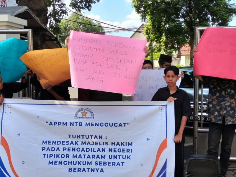 Puluhan Mahasiswa APPM NTB Demo PN Tipikor Mataram