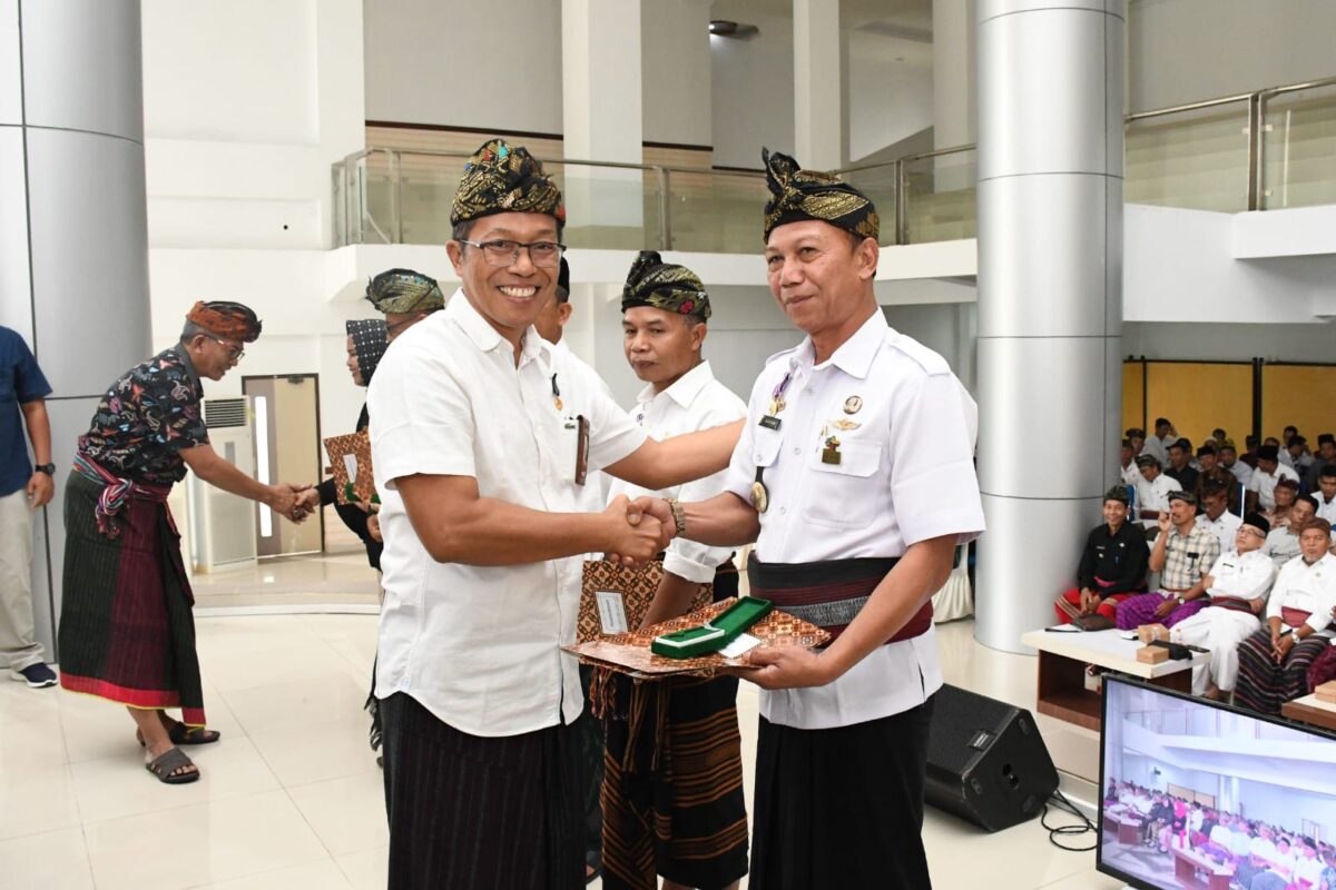Pj Bupati Sampaikan Penghargaan Kepada Kepala Desa, Pendamping Desa Camat dan PMD