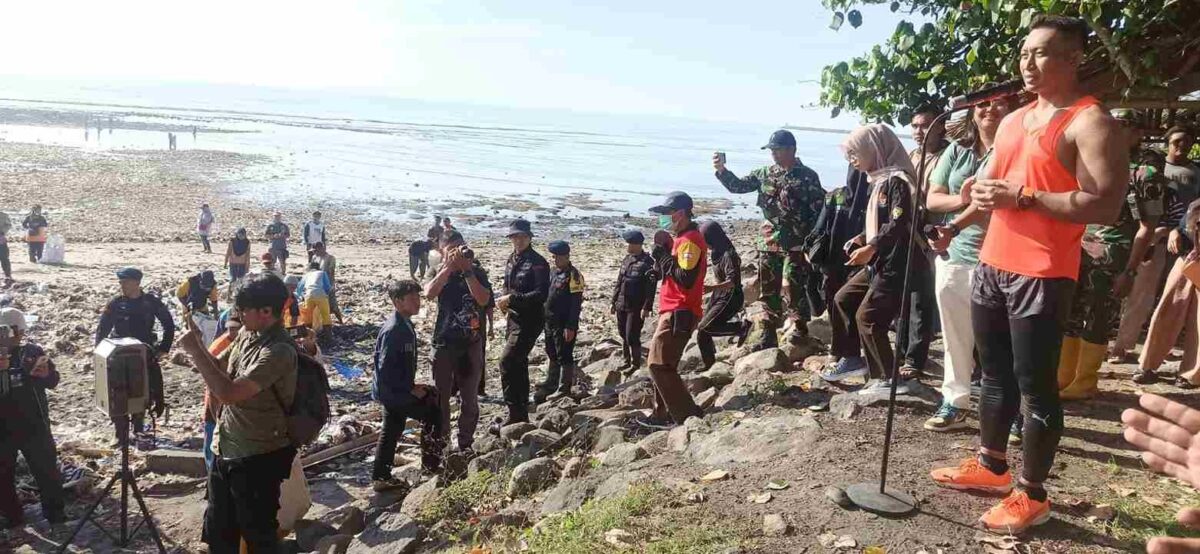 Musuh Bebenes, Bersihkan Sampah Pantai Labuhan Haji