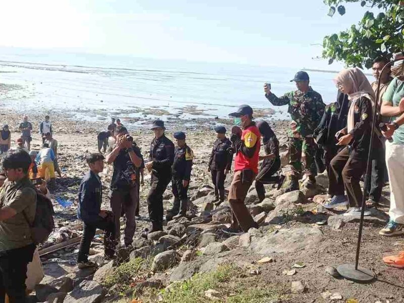 Musuh Bebenes, Bersihkan Sampah Pantai Labuhan Haji