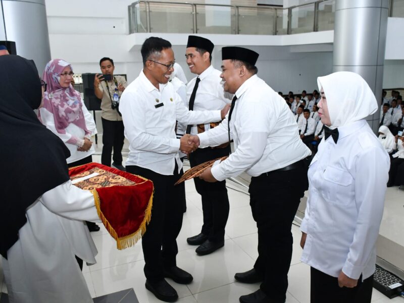 Pj Bupati Lotim Menyerahkan SK PPPK Tahun 2023