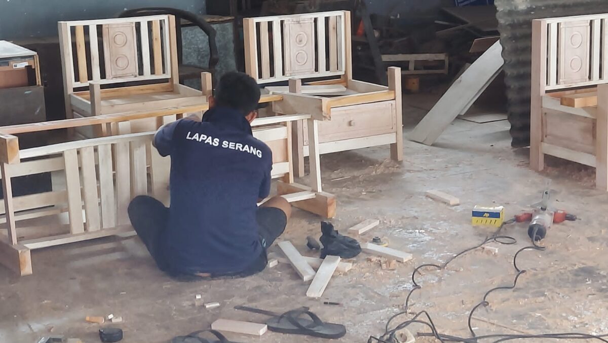 Peran KEMNAKAER sebagai Stakeholder dalam Serifikasi Kemampuan dan Penyaluran Tenaga Kerja bagi ex Narapidana dalam Upaya Menurunkan Angka Residivis di Indonesia