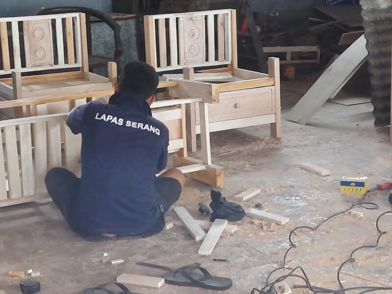 Peran KEMNAKAER sebagai Stakeholder dalam Serifikasi Kemampuan dan Penyaluran Tenaga Kerja bagi ex Narapidana dalam Upaya Menurunkan Angka Residivis di Indonesia