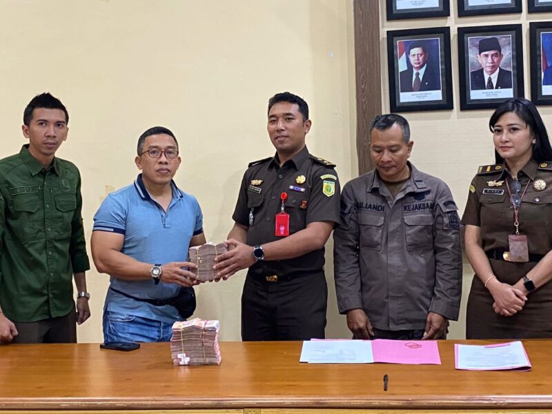 Kejari Lotim Terima Uang Pengganti Perkara Tindak Pidana Korupsi PT. AMG