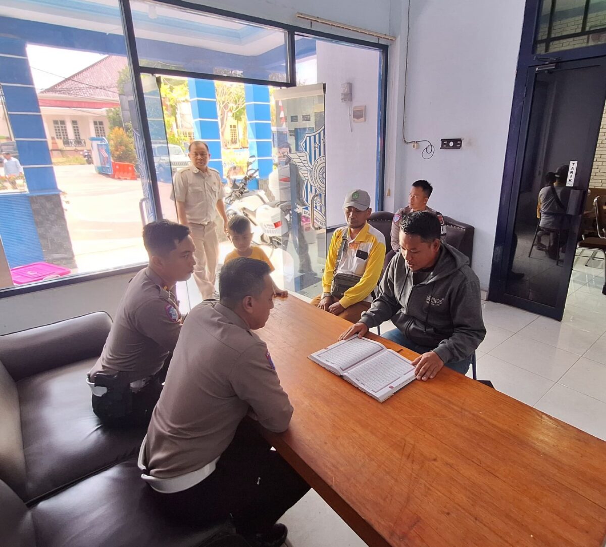 Sat Lantas Polres Loteng Tertib Lalu-lintas Lewat Teguran Syariah