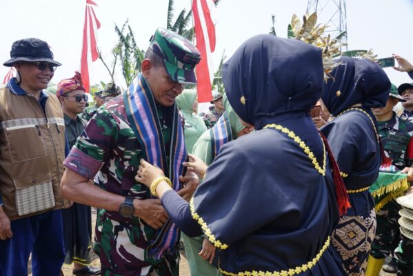 Danrem dampingi Pangdam IX/Udayana Pimpin Tanam Perdana 1.000 Hektar Lahan Ketahanan Pangan