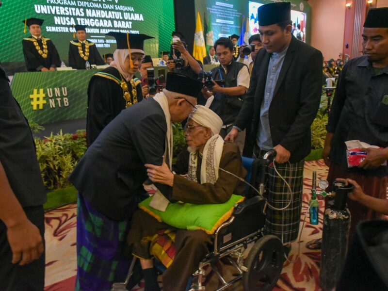 Pj. Gubernur NTB Dampingi KH. Maruf Amin Hadiri Wisuda V UNU NTB
