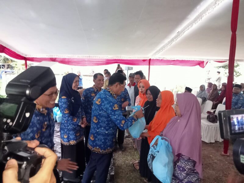 Pemkab Lotim Luncurkan Program Pembagian Sembako Perdana