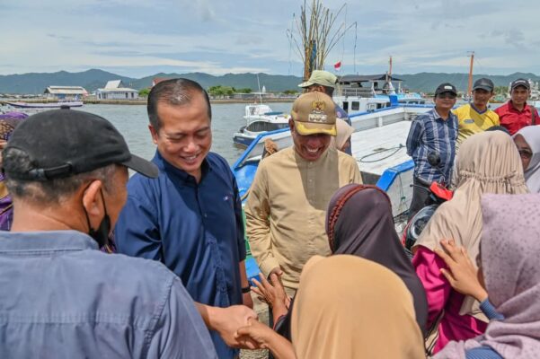 Gubernur NTB Kunjungi Nelayan di Kecamatan Sape