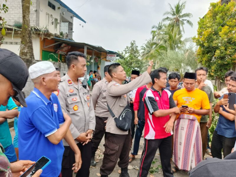 Warga Bintang Rinjani Tanam Pohon Pisang di Jalan Rusak, Kantor Desa Disegel dengan Sampah