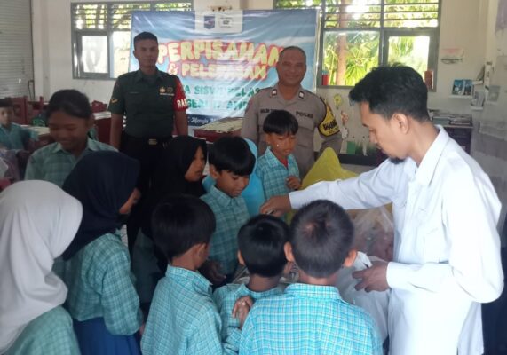 Polsek Ampenan Monitoring Program MBG di SDN 17 Ampenan