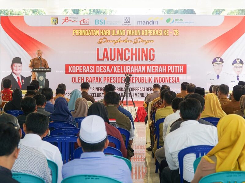 Anews. ‎Di bawah naungan langit Senin pagi yang cerah (21/7), halaman Pendopo Bupati Lombok Timur dipadati oleh para penggerak koperasi, perangkat desa, dan tokoh masyarakat. Hari itu bukan sekadar peringatan Hari Koperasi ke-78, tetapi juga momentum peluncuran Kelembagaan Koperasi Desa/Kelurahan Merah Putih - langkah ambisius yang melambangkan semangat baru dalam pemberdayaan ekonomi masyarakat akar rumput. ‎ ‎Di tengah suasana penuh semangat, Bupati Lombok Timur, H. Haerul Warisin, menyampaikan pesan tegas dan bernas. Ia mengingatkan pentingnya menjunjung tinggi nilai-nilai koperasi, serta kewaspadaan terhadap praktik rentenir yang berkedok koperasi. ‎ “Koperasi-koperasi yang semacam itu, bukan koperasi. Itu rentenir. Dan jika ditemukan, akan langsung kami tutup,” tegas Bupati Warisin, disambut tepuk tangan para hadirin. ‎ ‎Peringatan itu bukan tanpa alasan. Di lapangan, praktik pinjaman berbunga tinggi yang mengatasnamakan koperasi masih sering ditemukan, menggerogoti semangat gotong royong yang menjadi fondasi utama gerakan koperasi Indonesia. ‎ ‎Namun Bupati tidak hanya datang membawa peringatan, ia juga membawa harapan. Ia menyoroti “penyakit lama” koperasi di tanah air: minimnya inovasi dan ketergantungan pada bantuan pemerintah. Warisin mengajak koperasi di Lombok Timur untuk lebih mandiri dan kreatif, mengembangkan usaha yang berangkat dari potensi lokal. Salah satu contohnya adalah kopi Sembalun, yang menurutnya belum optimal dikembangkan melalui koperasi. ‎ ‎“Kenapa belum ada koperasi yang membuka kafe kopi di Sembalun? Padahal kita punya potensi besar di sana,” ujarnya, menantang para pengurus koperasi untuk berpikir di luar kebiasaan. ‎ ‎Bupati juga mengingatkan pentingnya memilih pengurus koperasi yang punya visi usaha dan kemampuan manajerial. Karena, menurutnya, koperasi bukan hanya soal administrasi, tapi juga strategi. ‎ ‎Senada dengan Bupati, Kepala Dinas Koperasi dan UKM H. M. Safwan menambahkan bahwa koperasi adalah bentuk usaha yang paling cocok untuk masyarakat desa karena asas kekeluargaan dan gotong royong yang melekat di dalamnya. Ia menyebut peluncuran 585 koperasi Merah Putih sebagai bagian dari strategi menuju “Lombok Timur SMART”. ‎ “Dengan tambahan ini, total koperasi aktif di Lombok Timur mencapai 916,” jelasnya. Ia juga menyampaikan kabar menggembirakan: Sisa Hasil Usaha (SHU) koperasi di tahun terakhir telah menembus angka Rp 236 miliar - sebuah peningkatan signifikan dibanding tahun sebelumnya. ‎ ‎Dalam rangkaian acara, diserahkan juga klaim BPJS Ketenagakerjaan secara simbolis oleh Wakil Bupati, didampingi Kepala BPJS. Tak ketinggalan, perwakilan koperasi dari Kelurahan Pancor, Desa Kembang Kuning, dan Desa Sepit menerima badan hukum koperasi mereka, menandai awal dari perjalanan kelembagaan koperasi Merah Putih di daerah masing-masing. ‎ Sesi terakhir acara diisi dengan sosialisasi layanan BPJS Ketenagakerjaan, BPJS Kesehatan, Pegadaian, serta bank-bank anggota HIMBARA. Kegiatan pun ditutup dengan menyaksikan secara daring peluncuran nasional kelembagaan Koperasi Desa/Kelurahan oleh Presiden RI Prabowo Subianto, momen bersejarah yang menjadi simbol sinergi antara pusat dan daerah dalam memperkuat pilar ekonomi kerakyatan. ‎ ‎Dari Pendopo hingga desa-desa pelosok, semangat koperasi terus dikobarkan. Tidak sekadar sebagai badan usaha, tapi sebagai gerakan bersama menuju kemandirian dan kesejahteraan. Di tengah arus zaman dan tantangan ekonomi, Lombok Timur menegaskan: koperasi bukan sekadar pilihan, melainkan jalan hidup bersama.