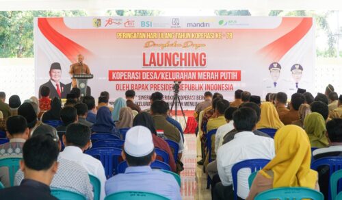 Anews. ‎Di bawah naungan langit Senin pagi yang cerah (21/7), halaman Pendopo Bupati Lombok Timur dipadati oleh para penggerak koperasi, perangkat desa, dan tokoh masyarakat. Hari itu bukan sekadar peringatan Hari Koperasi ke-78, tetapi juga momentum peluncuran Kelembagaan Koperasi Desa/Kelurahan Merah Putih - langkah ambisius yang melambangkan semangat baru dalam pemberdayaan ekonomi masyarakat akar rumput. ‎ ‎Di tengah suasana penuh semangat, Bupati Lombok Timur, H. Haerul Warisin, menyampaikan pesan tegas dan bernas. Ia mengingatkan pentingnya menjunjung tinggi nilai-nilai koperasi, serta kewaspadaan terhadap praktik rentenir yang berkedok koperasi. ‎ “Koperasi-koperasi yang semacam itu, bukan koperasi. Itu rentenir. Dan jika ditemukan, akan langsung kami tutup,” tegas Bupati Warisin, disambut tepuk tangan para hadirin. ‎ ‎Peringatan itu bukan tanpa alasan. Di lapangan, praktik pinjaman berbunga tinggi yang mengatasnamakan koperasi masih sering ditemukan, menggerogoti semangat gotong royong yang menjadi fondasi utama gerakan koperasi Indonesia. ‎ ‎Namun Bupati tidak hanya datang membawa peringatan, ia juga membawa harapan. Ia menyoroti “penyakit lama” koperasi di tanah air: minimnya inovasi dan ketergantungan pada bantuan pemerintah. Warisin mengajak koperasi di Lombok Timur untuk lebih mandiri dan kreatif, mengembangkan usaha yang berangkat dari potensi lokal. Salah satu contohnya adalah kopi Sembalun, yang menurutnya belum optimal dikembangkan melalui koperasi. ‎ ‎“Kenapa belum ada koperasi yang membuka kafe kopi di Sembalun? Padahal kita punya potensi besar di sana,” ujarnya, menantang para pengurus koperasi untuk berpikir di luar kebiasaan. ‎ ‎Bupati juga mengingatkan pentingnya memilih pengurus koperasi yang punya visi usaha dan kemampuan manajerial. Karena, menurutnya, koperasi bukan hanya soal administrasi, tapi juga strategi. ‎ ‎Senada dengan Bupati, Kepala Dinas Koperasi dan UKM H. M. Safwan menambahkan bahwa koperasi adalah bentuk usaha yang paling cocok untuk masyarakat desa karena asas kekeluargaan dan gotong royong yang melekat di dalamnya. Ia menyebut peluncuran 585 koperasi Merah Putih sebagai bagian dari strategi menuju “Lombok Timur SMART”. ‎ “Dengan tambahan ini, total koperasi aktif di Lombok Timur mencapai 916,” jelasnya. Ia juga menyampaikan kabar menggembirakan: Sisa Hasil Usaha (SHU) koperasi di tahun terakhir telah menembus angka Rp 236 miliar - sebuah peningkatan signifikan dibanding tahun sebelumnya. ‎ ‎Dalam rangkaian acara, diserahkan juga klaim BPJS Ketenagakerjaan secara simbolis oleh Wakil Bupati, didampingi Kepala BPJS. Tak ketinggalan, perwakilan koperasi dari Kelurahan Pancor, Desa Kembang Kuning, dan Desa Sepit menerima badan hukum koperasi mereka, menandai awal dari perjalanan kelembagaan koperasi Merah Putih di daerah masing-masing. ‎ Sesi terakhir acara diisi dengan sosialisasi layanan BPJS Ketenagakerjaan, BPJS Kesehatan, Pegadaian, serta bank-bank anggota HIMBARA. Kegiatan pun ditutup dengan menyaksikan secara daring peluncuran nasional kelembagaan Koperasi Desa/Kelurahan oleh Presiden RI Prabowo Subianto, momen bersejarah yang menjadi simbol sinergi antara pusat dan daerah dalam memperkuat pilar ekonomi kerakyatan. ‎ ‎Dari Pendopo hingga desa-desa pelosok, semangat koperasi terus dikobarkan. Tidak sekadar sebagai badan usaha, tapi sebagai gerakan bersama menuju kemandirian dan kesejahteraan. Di tengah arus zaman dan tantangan ekonomi, Lombok Timur menegaskan: koperasi bukan sekadar pilihan, melainkan jalan hidup bersama.