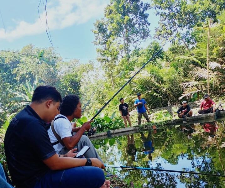 Terima kasih! Berikut saya bantu menyusun ulang berita Anda dengan struktur **berita media online profesional**, agar lebih rapi, enak dibaca, dan SEO-friendly: --- ## **Jurnalis Lotim Gelar Lomba Mancing Kemerdekaan RI ke-80** **Selong, Lombok Timur** — Para jurnalis dari berbagai media di Lombok Timur (Lotim) menggelar **Lomba Mancing Kemerdekaan RI ke-80**, yang berlangsung meriah di Kolam Pemancingan Ustaz Abdurahim, Kembang Sari, Kecamatan Selong, pada Senin (18/8/2025). Acara ini diadakan sebagai bentuk partisipasi awak media dalam memeriahkan peringatan Hari Ulang Tahun Kemerdekaan Republik Indonesia ke-80. Tak kurang dari **2 kwintal ikan nila dan ikan karper** ditebar ke kolam untuk menyemarakkan lomba tersebut. ### **Daftar Pemenang** * **Juara 1:** Samsul Hadi (Okenews) * **Juara 2:** Janwari Irwan (Kobarannews) * **Juara 3:** M. Nazri (aktivis media) * **Juara Spesial (Ikan Terbesar):** Agus Purnomo (Detik24.com) ### **Sekda Lotim Apresiasi Inisiatif Jurnalis** Kegiatan ini dibuka secara resmi oleh **Sekretaris Daerah Lombok Timur, HM. Juani Taofik**. Dalam sambutannya, ia menyampaikan apresiasi atas kreativitas para jurnalis dalam merayakan kemerdekaan dengan cara yang menyenangkan sekaligus mempererat silaturahmi. > *"Kegiatan ini sangat bagus sebagai ajang untuk melepaskan kepenatan setelah setiap hari berjibaku dengan peliputan berita,"* ujar Juani Taofik. ### **Ajang Silaturahmi & Kebersamaan** Ketua panitia kegiatan, **Syamsurrijal**, menyampaikan bahwa lomba mancing ini bukan hanya sekadar ajang kompetisi, tetapi lebih dari itu adalah bentuk kebersamaan dan solidaritas antar sesama jurnalis. > *"Kalah menang tetap bawa pulang ikan, tapi yang utama adalah memperkuat rasa persaudaraan dan silaturahmi antar awak media,"* ujarnya. Acara yang berlangsung penuh keakraban ini diharapkan menjadi agenda rutin tahunan jurnalis Lotim dalam memeriahkan HUT RI, sekaligus menjaga kekompakan di tengah dinamika dunia jurnalistik yang padat. --- Jika Anda mau, saya bisa bantu juga buatkan: * **Thumbnail dan judul versi clickbait yang tetap etis** * **Caption media sosial (Instagram, Facebook, X)** * **Template berita ini dalam CMS (misal: WordPress atau HTML sederhana)** Tinggal beri tahu kebutuhan Anda selanjutnya.