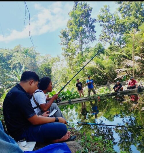 Terima kasih! Berikut saya bantu menyusun ulang berita Anda dengan struktur **berita media online profesional**, agar lebih rapi, enak dibaca, dan SEO-friendly: --- ## **Jurnalis Lotim Gelar Lomba Mancing Kemerdekaan RI ke-80** **Selong, Lombok Timur** — Para jurnalis dari berbagai media di Lombok Timur (Lotim) menggelar **Lomba Mancing Kemerdekaan RI ke-80**, yang berlangsung meriah di Kolam Pemancingan Ustaz Abdurahim, Kembang Sari, Kecamatan Selong, pada Senin (18/8/2025). Acara ini diadakan sebagai bentuk partisipasi awak media dalam memeriahkan peringatan Hari Ulang Tahun Kemerdekaan Republik Indonesia ke-80. Tak kurang dari **2 kwintal ikan nila dan ikan karper** ditebar ke kolam untuk menyemarakkan lomba tersebut. ### **Daftar Pemenang** * **Juara 1:** Samsul Hadi (Okenews) * **Juara 2:** Janwari Irwan (Kobarannews) * **Juara 3:** M. Nazri (aktivis media) * **Juara Spesial (Ikan Terbesar):** Agus Purnomo (Detik24.com) ### **Sekda Lotim Apresiasi Inisiatif Jurnalis** Kegiatan ini dibuka secara resmi oleh **Sekretaris Daerah Lombok Timur, HM. Juani Taofik**. Dalam sambutannya, ia menyampaikan apresiasi atas kreativitas para jurnalis dalam merayakan kemerdekaan dengan cara yang menyenangkan sekaligus mempererat silaturahmi. > *"Kegiatan ini sangat bagus sebagai ajang untuk melepaskan kepenatan setelah setiap hari berjibaku dengan peliputan berita,"* ujar Juani Taofik. ### **Ajang Silaturahmi & Kebersamaan** Ketua panitia kegiatan, **Syamsurrijal**, menyampaikan bahwa lomba mancing ini bukan hanya sekadar ajang kompetisi, tetapi lebih dari itu adalah bentuk kebersamaan dan solidaritas antar sesama jurnalis. > *"Kalah menang tetap bawa pulang ikan, tapi yang utama adalah memperkuat rasa persaudaraan dan silaturahmi antar awak media,"* ujarnya. Acara yang berlangsung penuh keakraban ini diharapkan menjadi agenda rutin tahunan jurnalis Lotim dalam memeriahkan HUT RI, sekaligus menjaga kekompakan di tengah dinamika dunia jurnalistik yang padat. --- Jika Anda mau, saya bisa bantu juga buatkan: * **Thumbnail dan judul versi clickbait yang tetap etis** * **Caption media sosial (Instagram, Facebook, X)** * **Template berita ini dalam CMS (misal: WordPress atau HTML sederhana)** Tinggal beri tahu kebutuhan Anda selanjutnya.