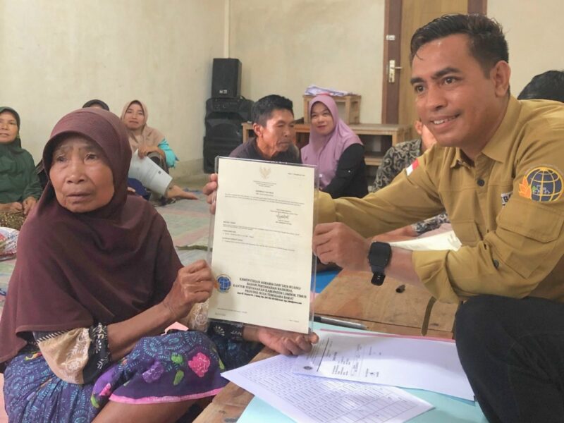 Kantor Pertanahan Lombok Timur Serahkan Sertipikat Elektronik PTSL di Dua Desa ‎