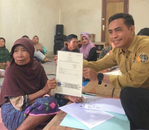 Kantor Pertanahan Lombok Timur Serahkan Sertipikat Elektronik PTSL di Dua Desa ‎