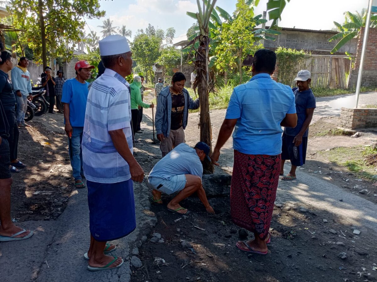 Warga Kalijaga Timur Tanam Pohon Pisang , Protes Jalan Tak Kunjung Ada Perbaikan