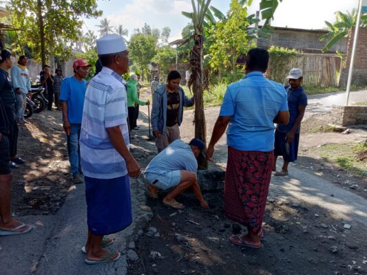 Warga Kalijaga Timur Tanam Pohon Pisang , Protes Jalan Tak Kunjung Ada Perbaikan