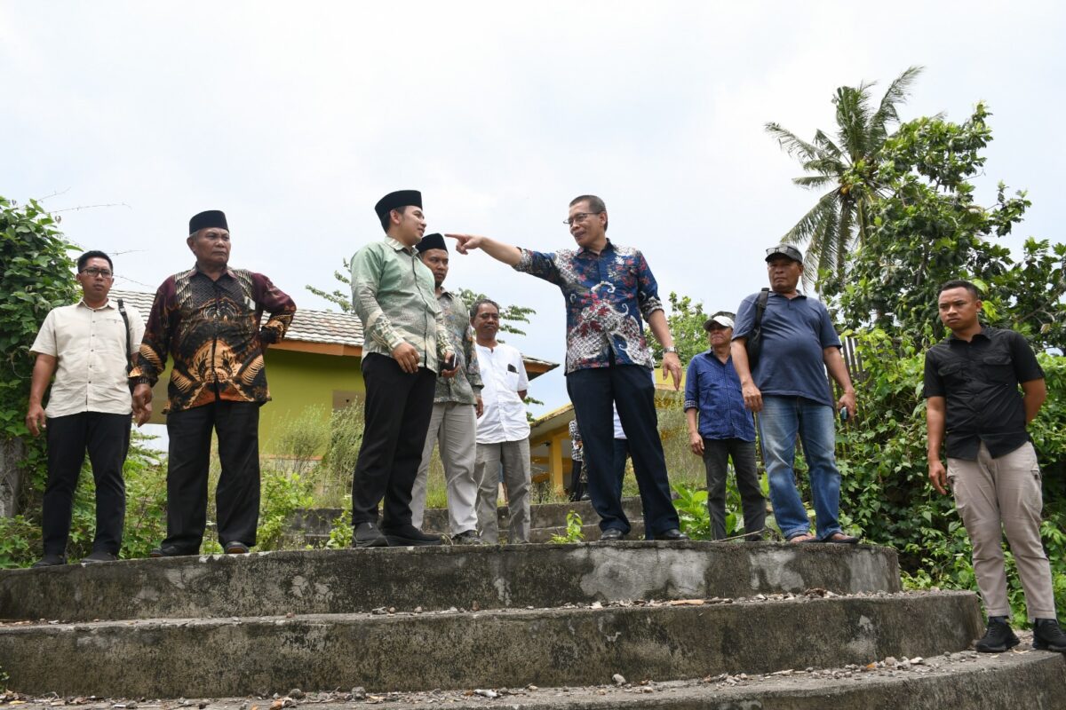 Anews. Wakil Bupati Lombok Timur, H. Moh. Edwin Hadiwijaya, meninjau lokasi Pasar Kuliner Kelayu Jorong, Ahad (9/11/2025). Kunjungan ini merupakan tindak lanjut atas masukan masyarakat terkait kondisi pasar kuliner yang dinilai kurang terawat dan belum dimanfaatkan secara optimal. ‎ ‎Dalam peninjauan tersebut, Wabup Edwin didampingi Camat dan Lurah Kelayu Selatan. Ia meninjau langsung kondisi pasar yang sejatinya dirancang sebagai sentra kuliner masyarakat, namun kini tampak kurang terurus. ‎ ‎“Lokasi ini sebenarnya sudah berfungsi sebagai pasar kuliner, hanya saja kondisinya belum terawat dengan baik,” ujar Edwin di sela peninjauan. ‎ ‎Edwin menegaskan bahwa pemerintah daerah akan melakukan revitalisasi pasar secara bertahap, dimulai dengan koordinasi lintas sektor. “Pertama, untuk menyelesaikan ini kita akan berkoordinasi dengan Dinas Perdagangan sebagai leading sectornya,” kata dia. ‎ ‎Langkah awal revitalisasi, menurut Edwin, akan difokuskan pada pembersihan total lahan dan penataan fasilitas dasar. Area di bagian atas dan belakang pasar yang sebelumnya kurang termanfaatkan akan dibersihkan menyeluruh. Selain itu, sumber air di lokasi pasar juga akan diaktifkan kembali guna mendukung kebersihan, sanitasi, dan operasional harian pedagang maupun pengunjung. ‎ ‎“Setelah bersih, tertata bagus, baru kita akan ke tahap berikutnya. Mungkin itu yang bisa kita kembangkan,” ujar Edwin menambahkan. ‎ ‎Pemerintah daerah berharap, upaya revitalisasi ini dapat mengembalikan fungsi Pasar Kuliner Kelayu Jorong sebagai pusat kegiatan ekonomi rakyat yang bersih, nyaman, dan berdaya guna