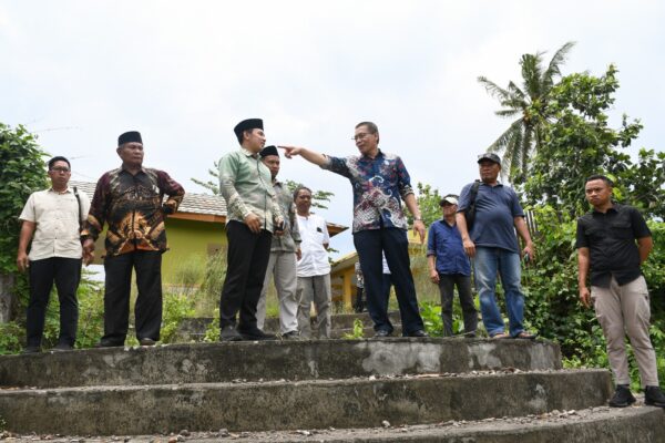 Anews. Wakil Bupati Lombok Timur, H. Moh. Edwin Hadiwijaya, meninjau lokasi Pasar Kuliner Kelayu Jorong, Ahad (9/11/2025). Kunjungan ini merupakan tindak lanjut atas masukan masyarakat terkait kondisi pasar kuliner yang dinilai kurang terawat dan belum dimanfaatkan secara optimal. ‎ ‎Dalam peninjauan tersebut, Wabup Edwin didampingi Camat dan Lurah Kelayu Selatan. Ia meninjau langsung kondisi pasar yang sejatinya dirancang sebagai sentra kuliner masyarakat, namun kini tampak kurang terurus. ‎ ‎“Lokasi ini sebenarnya sudah berfungsi sebagai pasar kuliner, hanya saja kondisinya belum terawat dengan baik,” ujar Edwin di sela peninjauan. ‎ ‎Edwin menegaskan bahwa pemerintah daerah akan melakukan revitalisasi pasar secara bertahap, dimulai dengan koordinasi lintas sektor. “Pertama, untuk menyelesaikan ini kita akan berkoordinasi dengan Dinas Perdagangan sebagai leading sectornya,” kata dia. ‎ ‎Langkah awal revitalisasi, menurut Edwin, akan difokuskan pada pembersihan total lahan dan penataan fasilitas dasar. Area di bagian atas dan belakang pasar yang sebelumnya kurang termanfaatkan akan dibersihkan menyeluruh. Selain itu, sumber air di lokasi pasar juga akan diaktifkan kembali guna mendukung kebersihan, sanitasi, dan operasional harian pedagang maupun pengunjung. ‎ ‎“Setelah bersih, tertata bagus, baru kita akan ke tahap berikutnya. Mungkin itu yang bisa kita kembangkan,” ujar Edwin menambahkan. ‎ ‎Pemerintah daerah berharap, upaya revitalisasi ini dapat mengembalikan fungsi Pasar Kuliner Kelayu Jorong sebagai pusat kegiatan ekonomi rakyat yang bersih, nyaman, dan berdaya guna