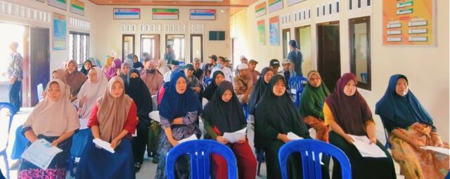 Kantor Pertanahan Lotim Serahkan 154 Sertipikat Elektronik PTSL di Lenek Lauk