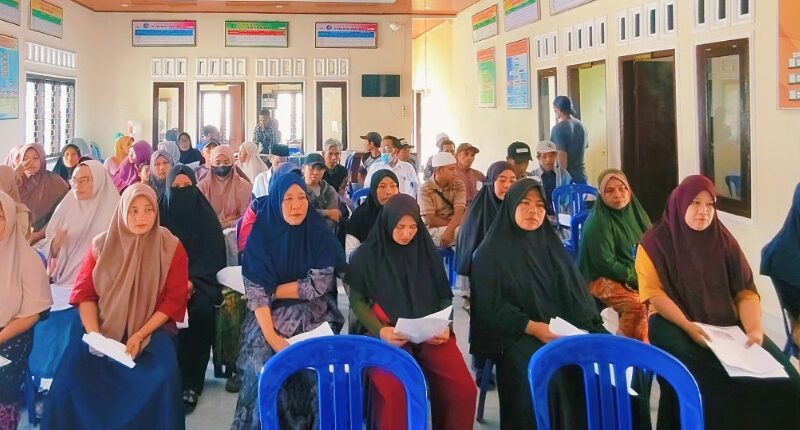 Kantor Pertanahan Lotim Serahkan 154 Sertipikat Elektronik PTSL di Lenek Lauk