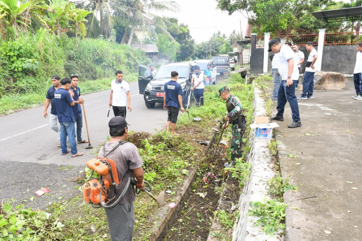 Wabup Lombok Timur Pimpin Kerja Bakti di Pasar Kuliner Kelayu Selatan