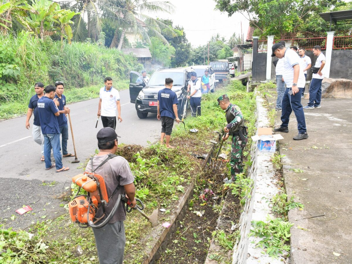 Wabup Lombok Timur Pimpin Kerja Bakti di Pasar Kuliner Kelayu Selatan