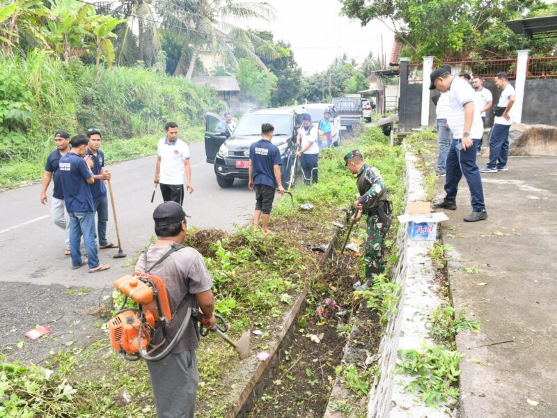 Wabup Lombok Timur Pimpin Kerja Bakti di Pasar Kuliner Kelayu Selatan
