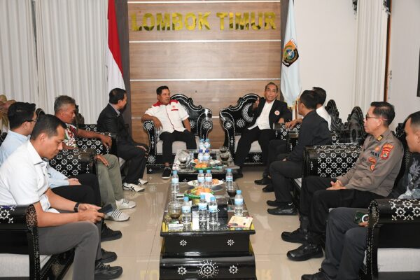 Mori Hanafi Serahkan Pataka, Haerul Warisin Pimpin KONI Lombok Timur