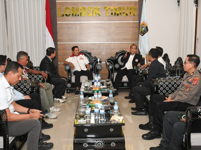 Mori Hanafi Serahkan Pataka, Haerul Warisin Pimpin KONI Lombok Timur