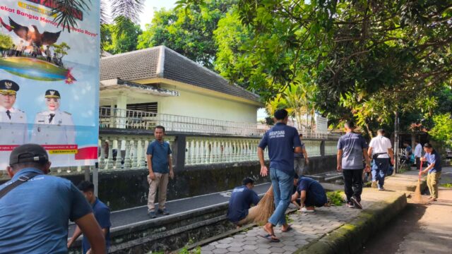 Warga Binaan Lapas Selong Turun ke Jalan Ikut Gotong Royong