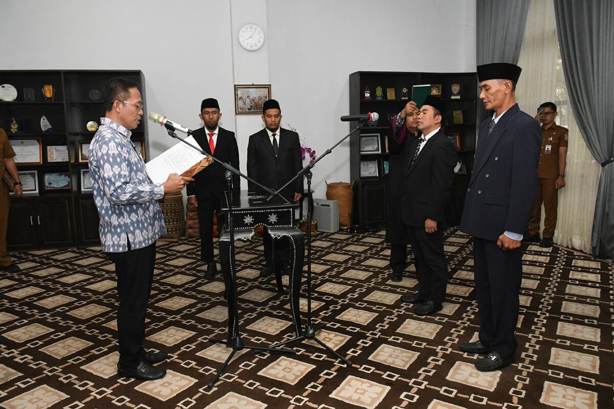 Sekda Lotim Lantik Dua Pejabat Pengawas, Tegaskan Proses Mutasi “Clean and Clear”