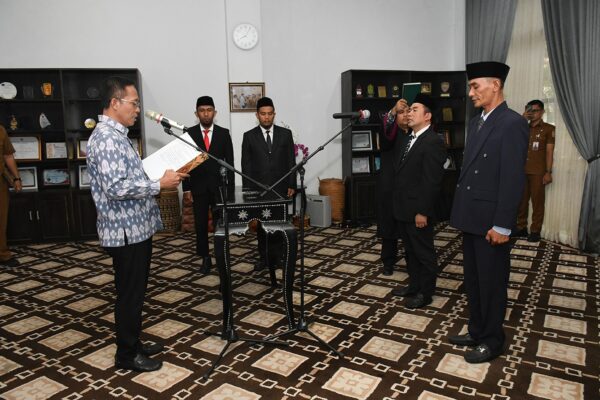 Sekda Lotim Lantik Dua Pejabat Pengawas, Tegaskan Proses Mutasi “Clean and Clear”