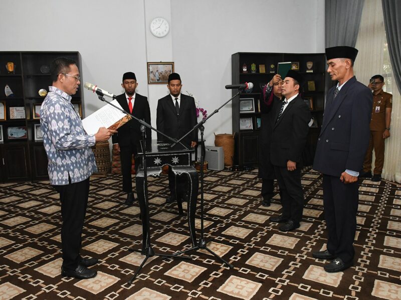 Sekda Lotim Lantik Dua Pejabat Pengawas, Tegaskan Proses Mutasi “Clean and Clear”