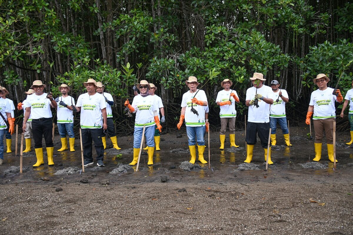 Wabup Lotim Apresiasi Program Penanaman Mangrove