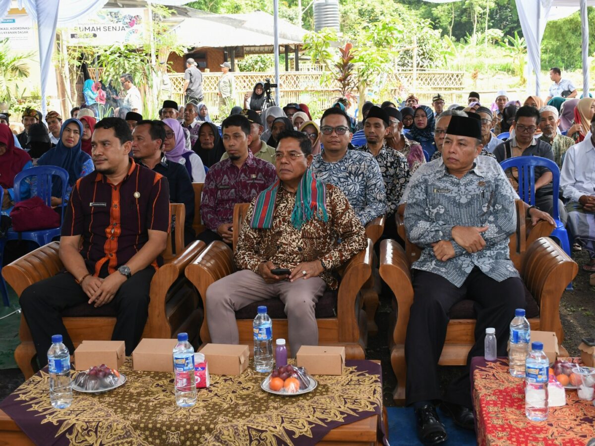 Bupati Puji Desa Jenggik sebagai Model Kreativitas Daerah