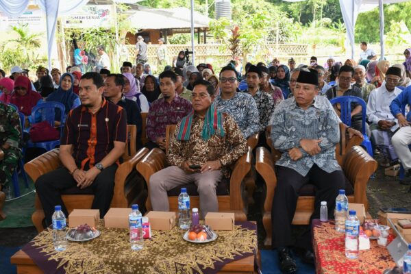 Bupati Puji Desa Jenggik sebagai Model Kreativitas Daerah