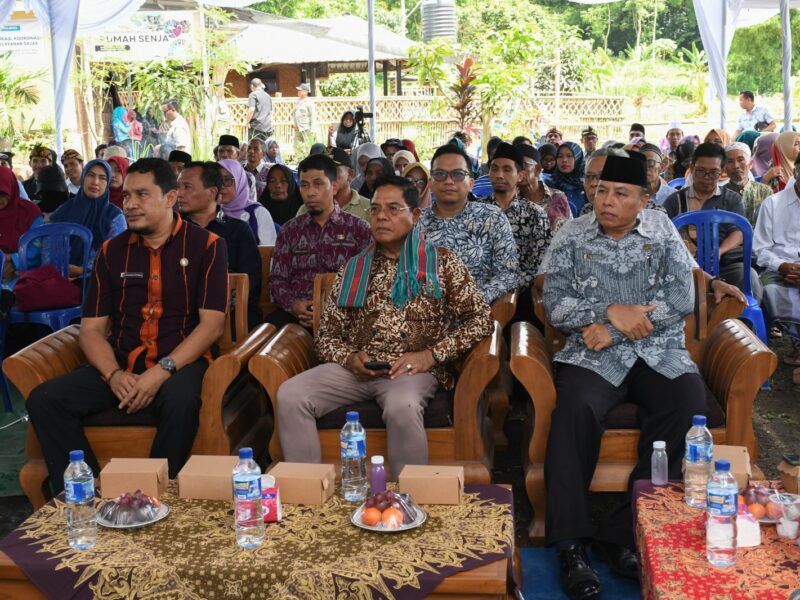 Bupati Puji Desa Jenggik sebagai Model Kreativitas Daerah