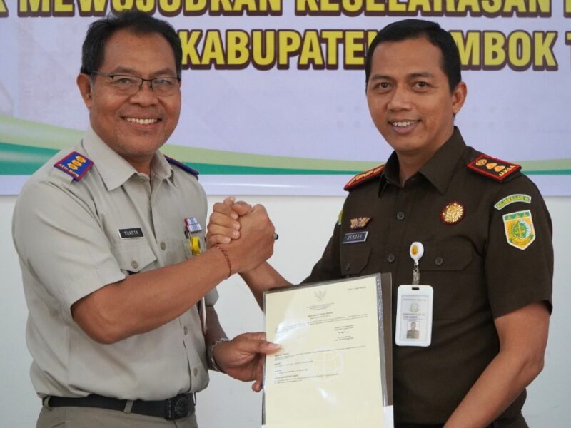 Kantor Pertanahan Lotim Serahkan Sertipikat Tanah Wakaf Musholla Al-Furqon