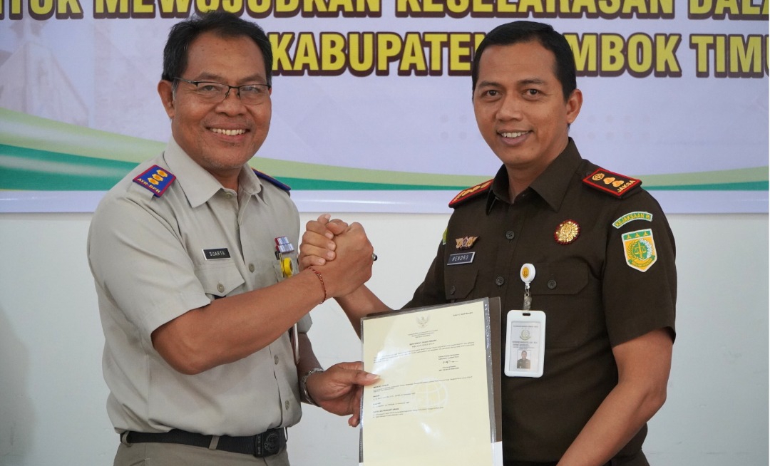 Kantor Pertanahan Lotim Serahkan Sertipikat Tanah Wakaf Musholla Al-Furqon