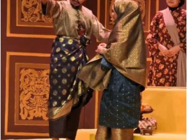 Pementasan Purbawara “Matinya Seorang Pahlawan”: Reinvensi dan Cultural Resilience Oleh: Salman Faris (Pensyarah Kanan FMSP, UPSI)