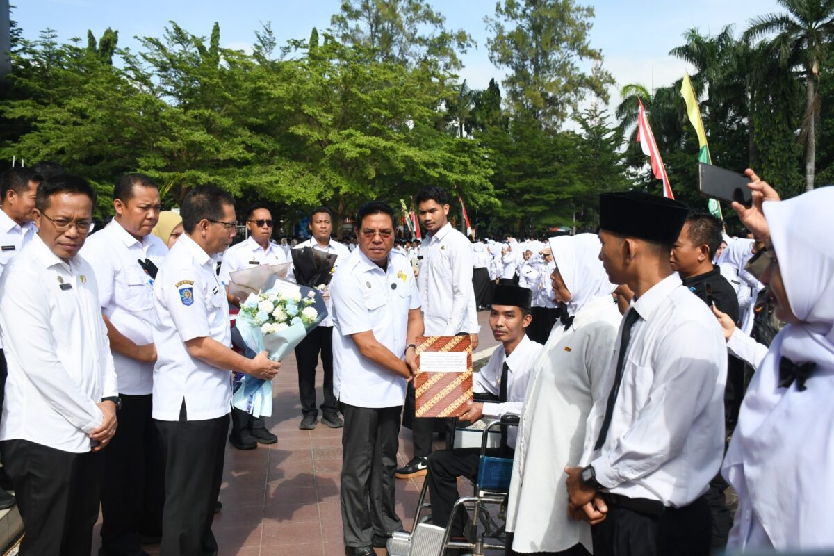 Lombok Timur Serahkan SK PPPK Paruh Waktu, Bupati Minta Pelayanan Tak Setengah-setengah