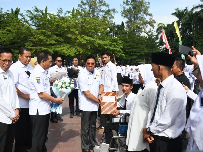 Lombok Timur Serahkan SK PPPK Paruh Waktu, Bupati Minta Pelayanan Tak Setengah-setengah